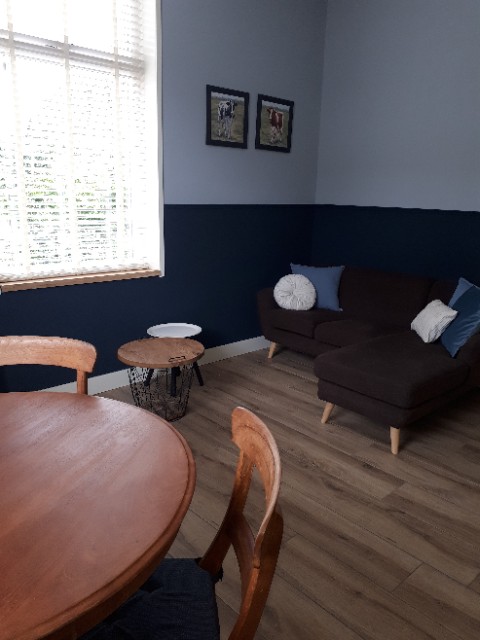 Hoekje met tafel en bankje